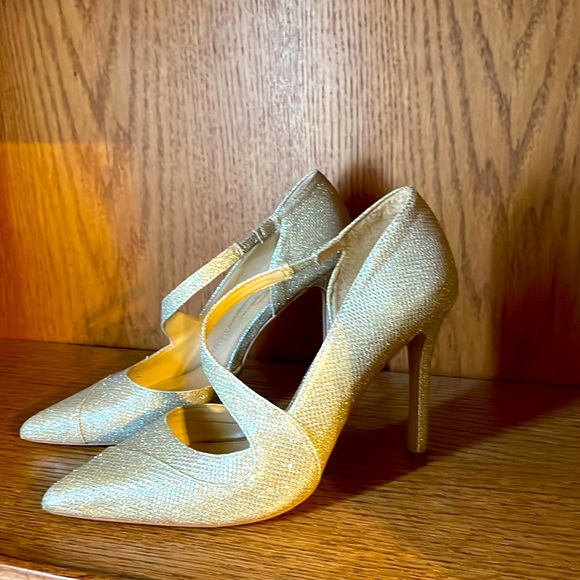 Jessica Simpson gold heels - Picture 1 of 3